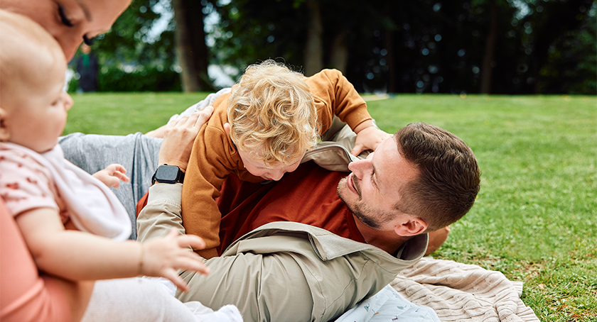 Mann mit Stoma beim Picknick im Park mit der Familie